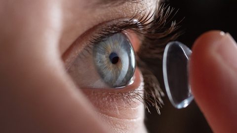 How To Buy Contact Lenses Online: UAE Shopping Guide For Beginners